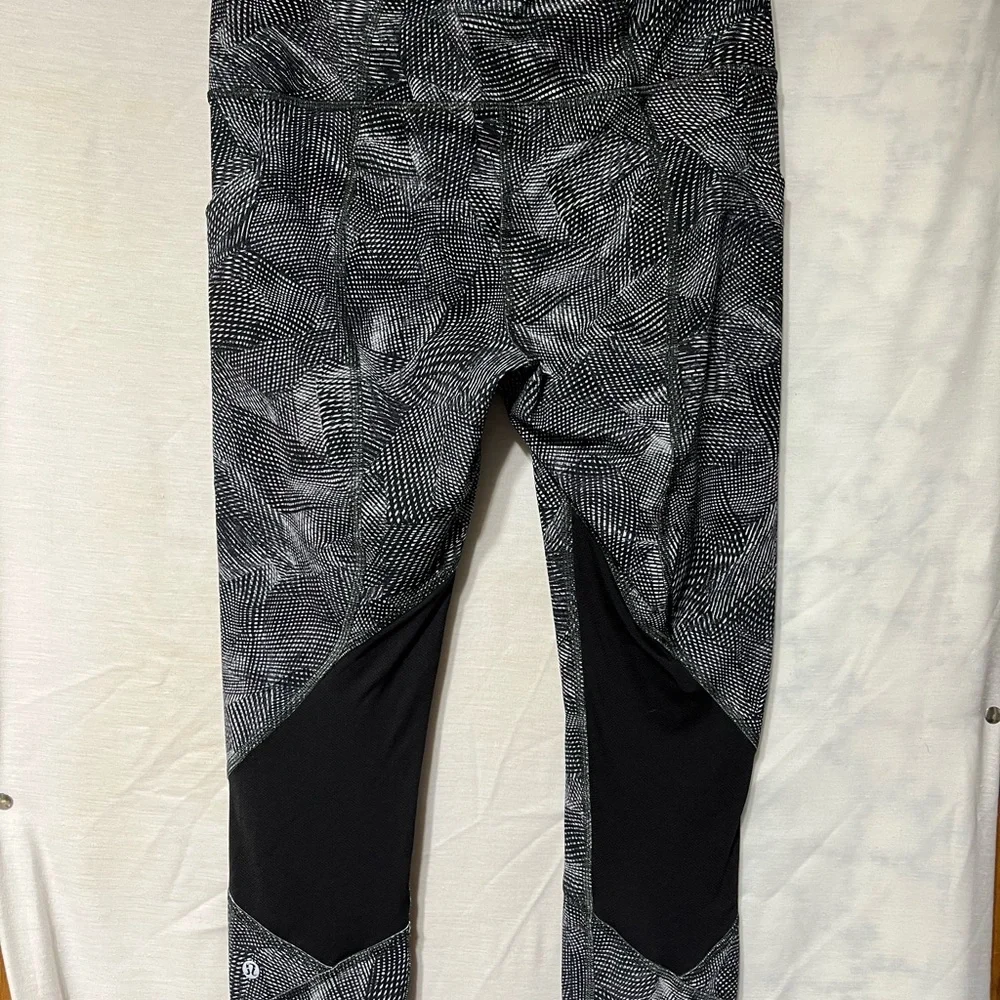 Lululemon Athletica Black and White Geometric‎ Leggings